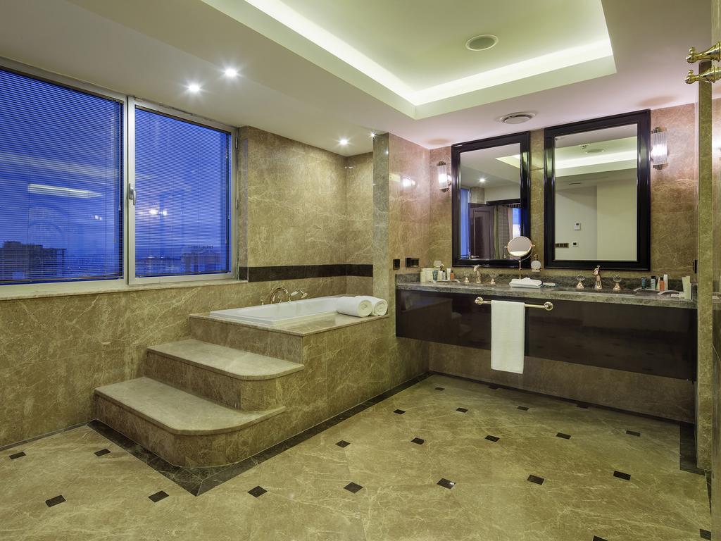 Wyndham Grand Кайсери Экстерьер фото A bathroom in a hotel