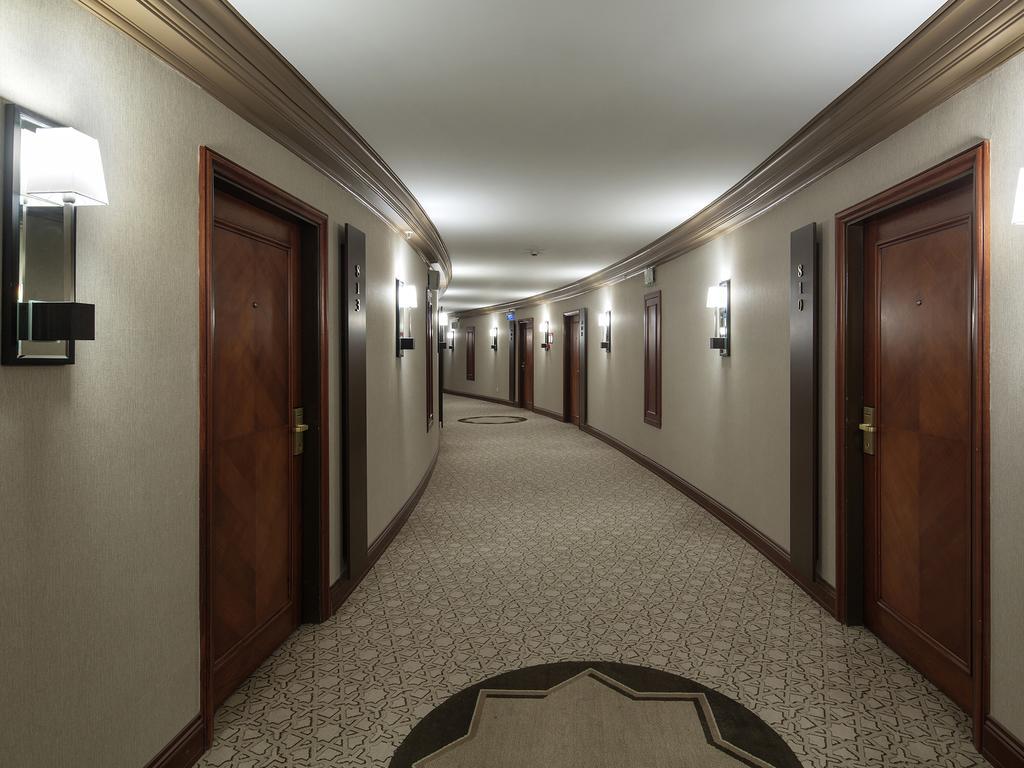 Wyndham Grand Кайсери Экстерьер фото A typical hotel corridor