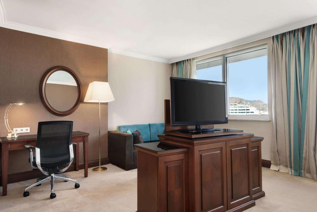 Wyndham Grand Кайсери Экстерьер фото A room at the Hilton Athens