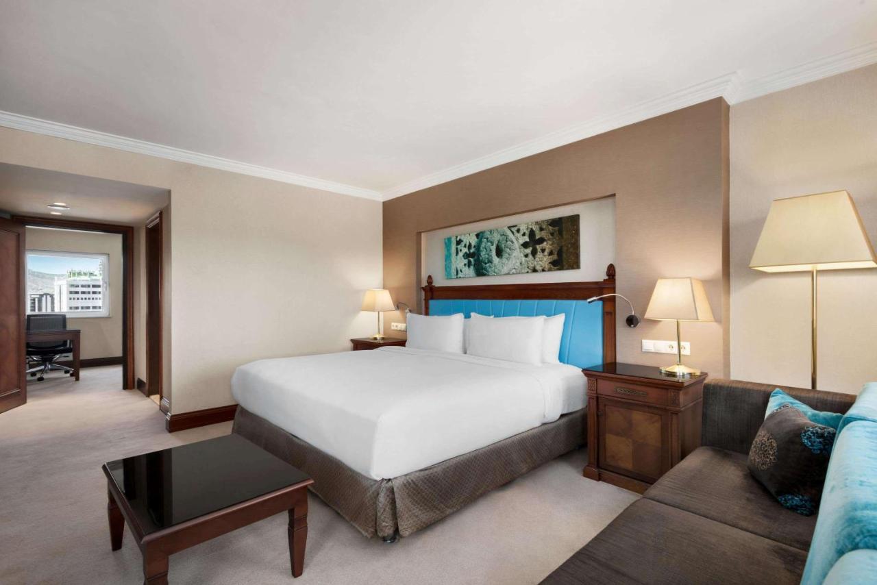 Wyndham Grand Кайсери Экстерьер фото A bedroom at the hotel