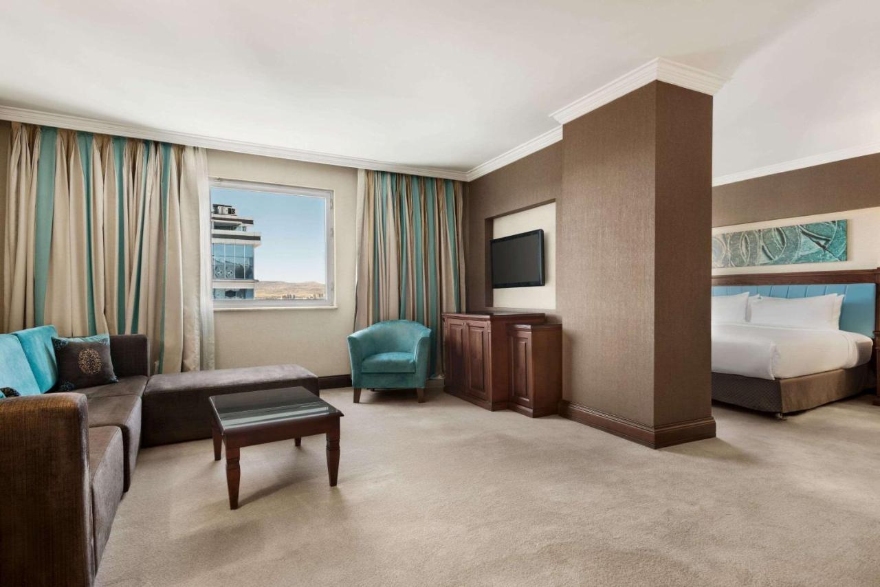 Wyndham Grand Кайсери Экстерьер фото A suite at the Hilton London West End