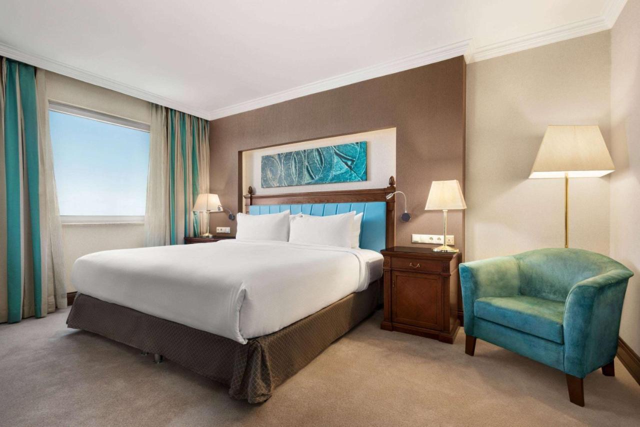Wyndham Grand Кайсери Экстерьер фото A bedroom at the Hilton London Heathrow